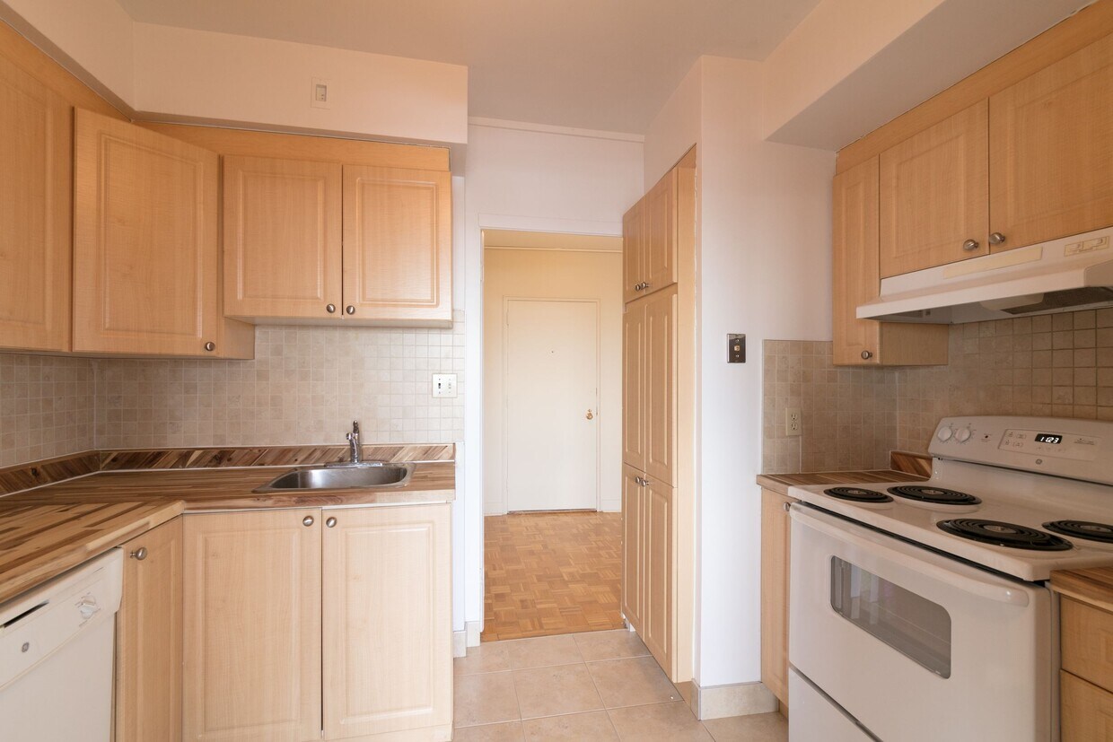 3555 CotedesNeiges Road Apartment for Rent in Montréal, QC