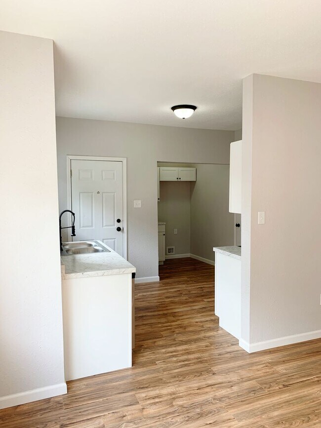 Building Photo - Renovated Throughout...550 Leslie Ave, Woo...