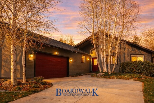 Beautiful 6 Bedroom Home in Sandy! - Beautiful 6 Bedroom Home in Sandy!