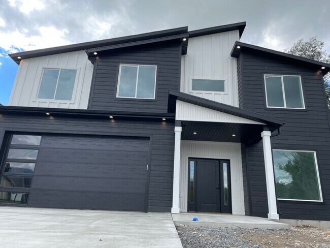 Front of home - 867 W Three Pt Ave