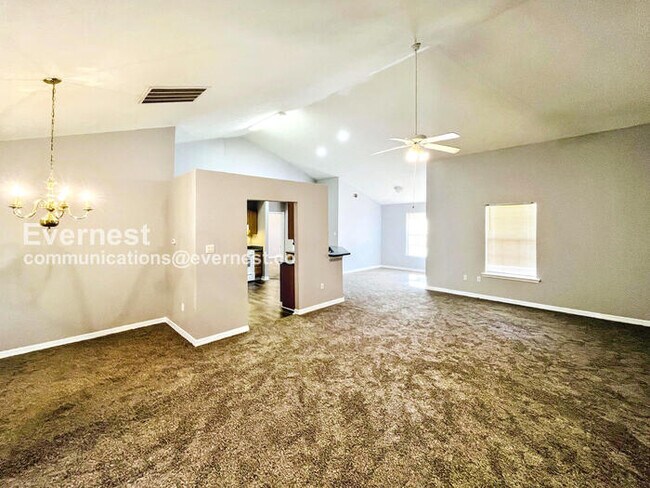 Building Photo - 3 Bed, 3 Bath Home with Garage / Pet-Friendly / Available Now!