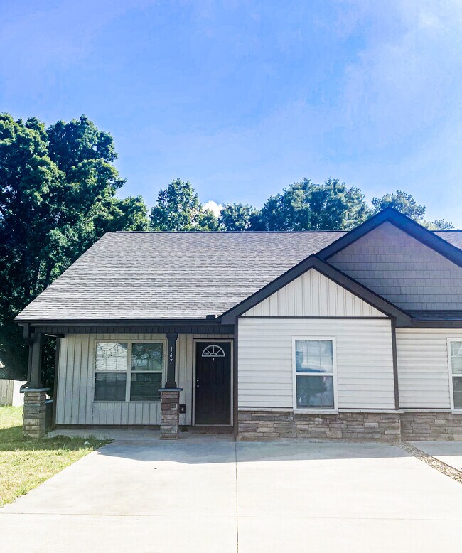 Building Photo - 135 Flatview Way