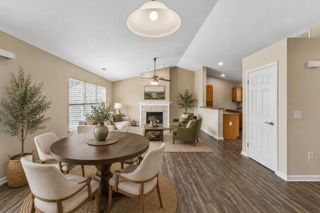 Building Photo - Saratoga Crossing Apartments & Townhomes