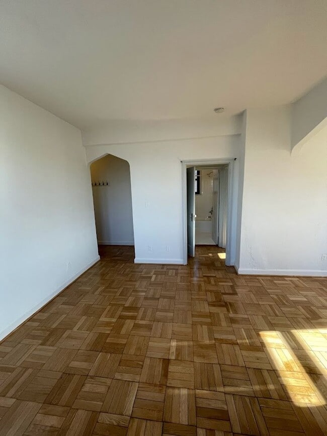 Foto del edificio - Updated Corner Unit at the Swarthmore in Foggy Bottom