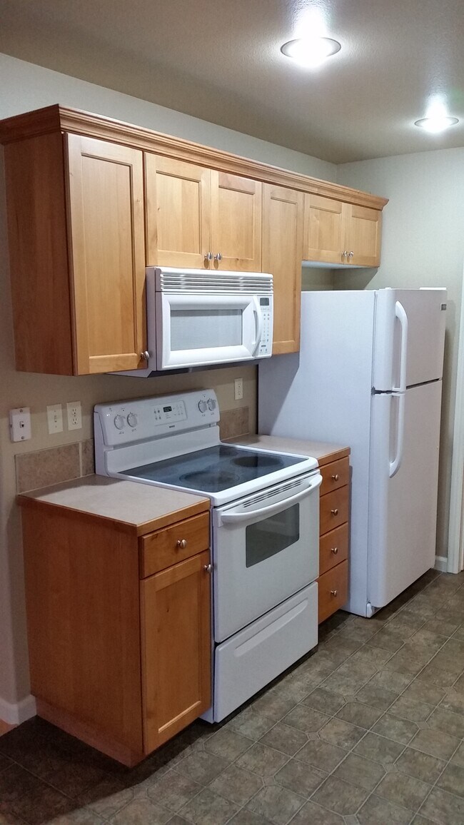 Building Photo - 2920 N Tamarack Dr
