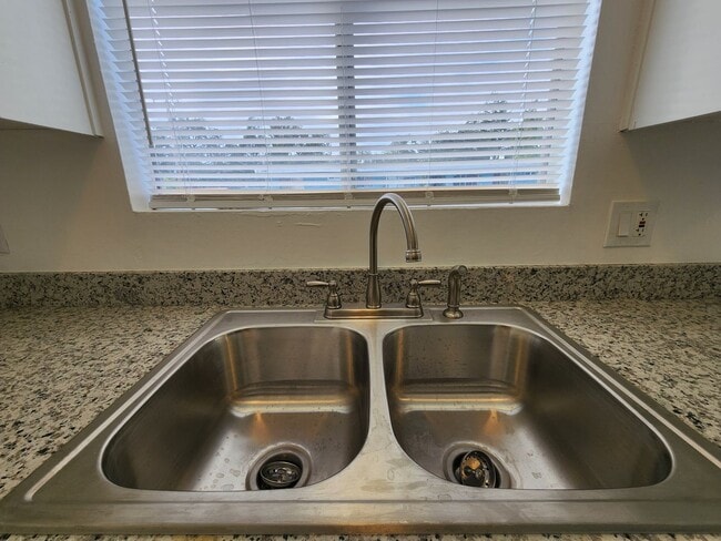 Foto del edificio - 1075 Delport Ave