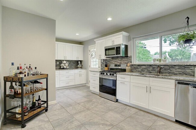 Building Photo - 5118 Saxon Dr