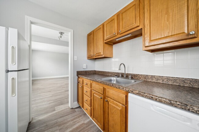 Building Photo - 545 Larose St