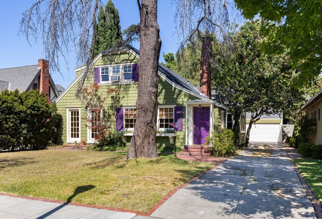 Building Photo - Gorgeous - Santa Ana House for Lease - Flo...