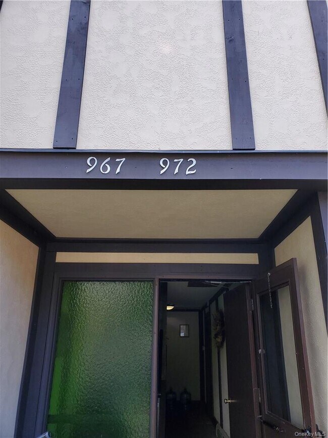 Foto del edificio - 972 Sierra Vista Ln