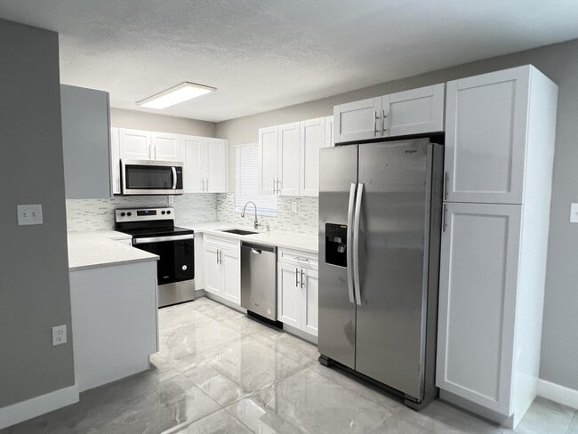 Foto del edificio - 4696 Collier Rd