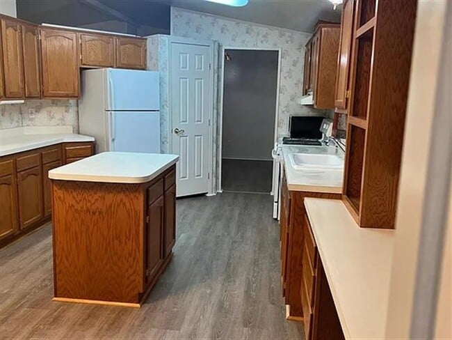 Building Photo - New vinyl hardwood