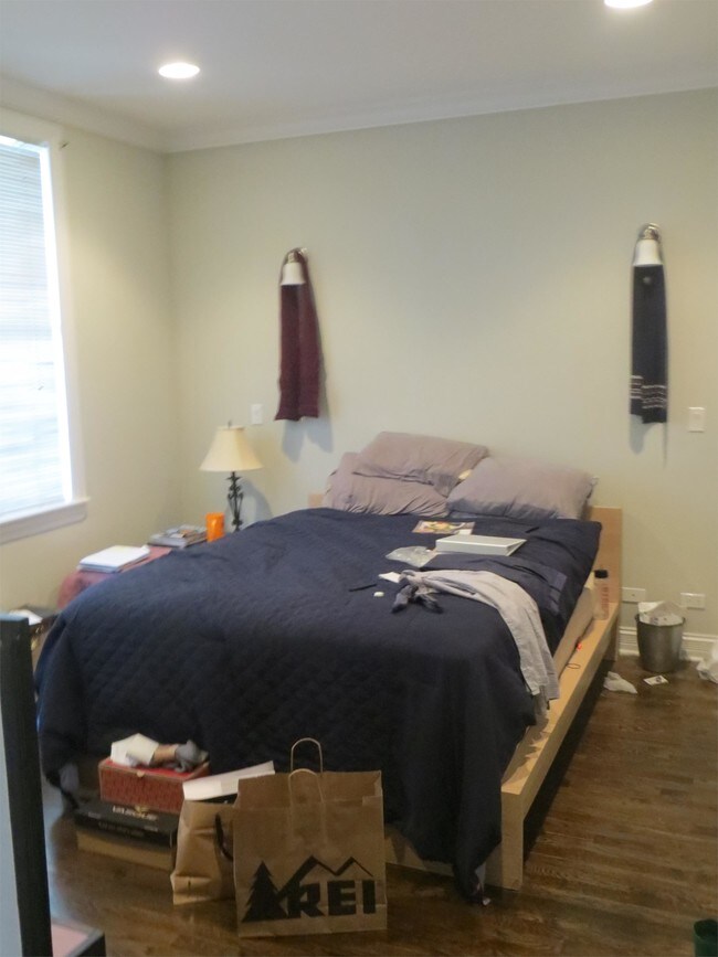 Building Photo - 718 N Throop - 2