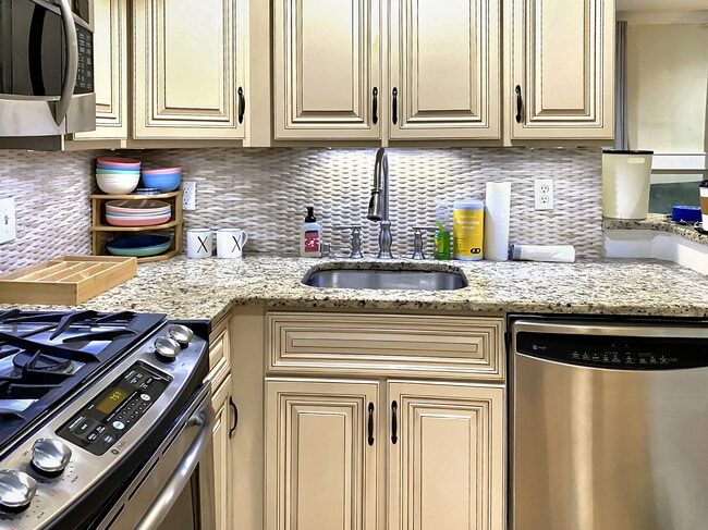 Kitchen area, dishwasher. - 328 Garden St