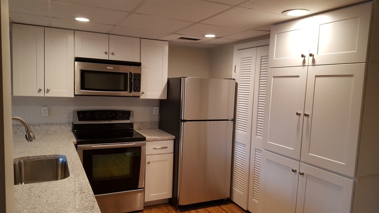 Kitchen - 5900 Patterson Ave