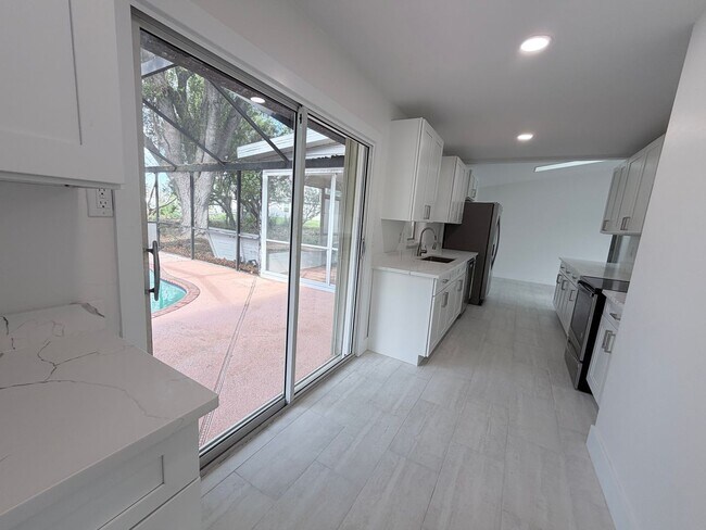 Foto del edificio - SECTION 8!!! 3/2 pool home with 2 BONUS ROOMS AVAILABLE 09/01/2026