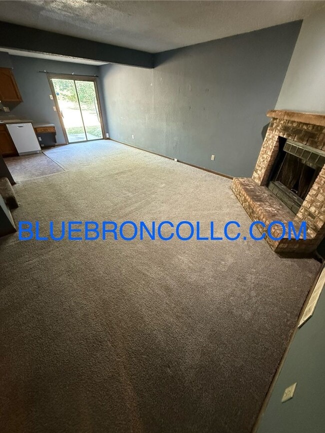 Building Photo - This one will go fast, marvelous 2 bedroom...