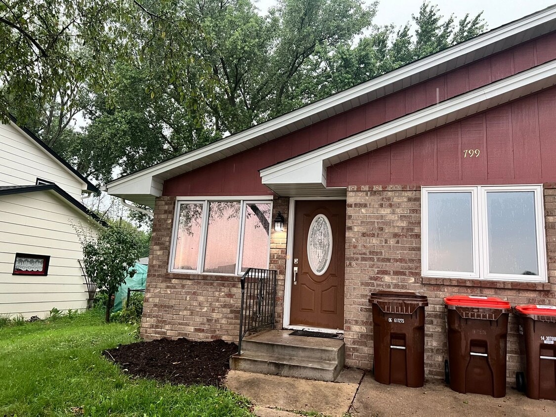 Primary Photo - Newly Remodeled 3 bed 1 Bath Duplex for Rent