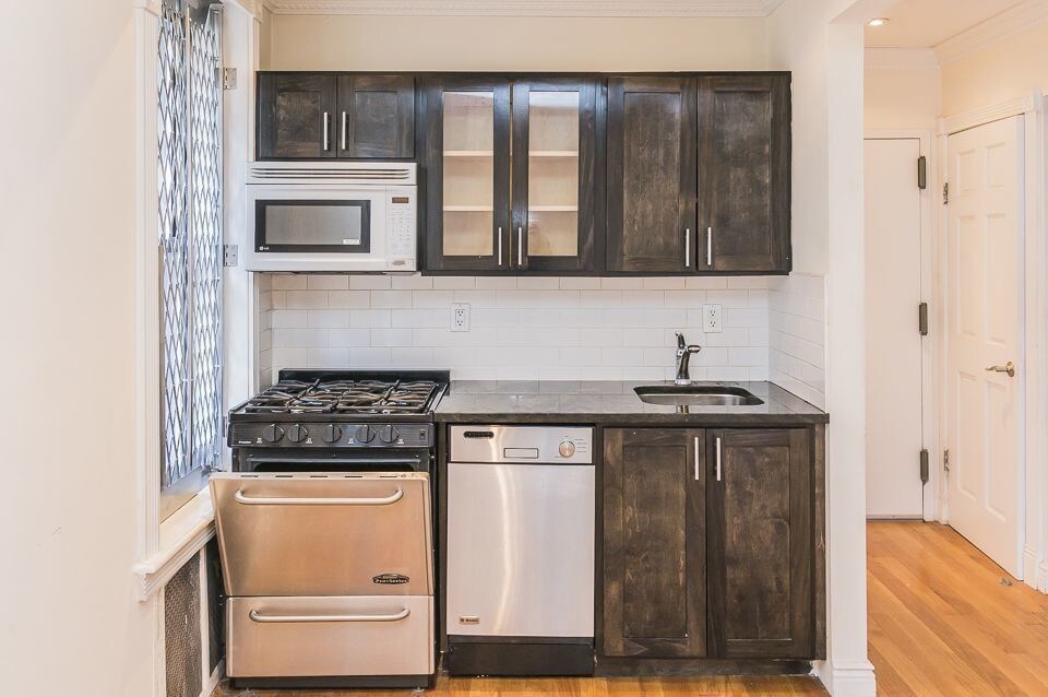 Primary Photo - 249 E 78th St