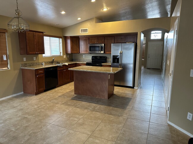 Kitchen - 1091 W Saragosa St