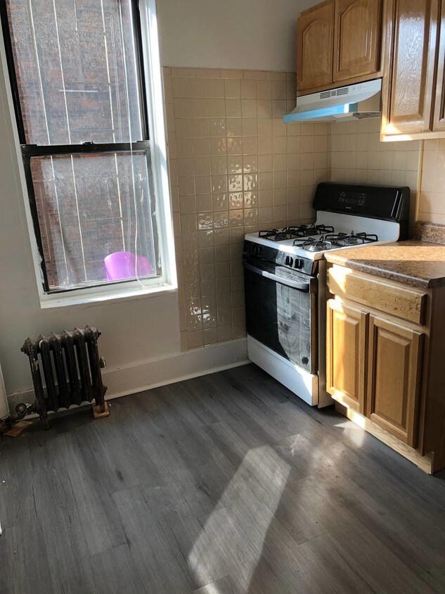 Building Photo - 2441 Jerome Ave