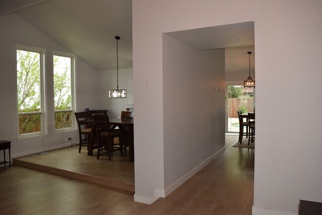 Building Photo - 1717 Oakview Dr