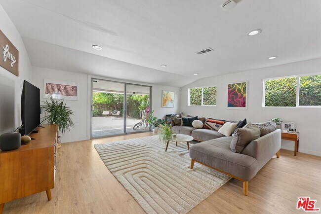 Foto del edificio - 5211 Allott Ave