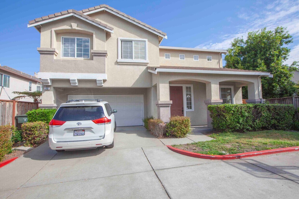 Foto principal - Spacious 5BR/3BA Home with Cathedral Ceili...