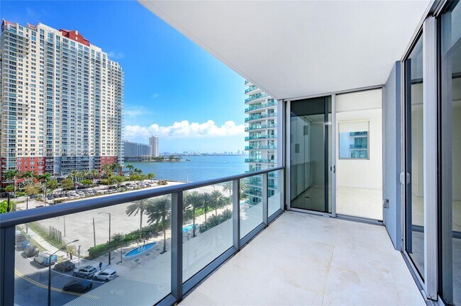 Building Photo - 1300 Brickell Bay Dr