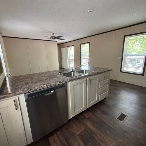 Foto del edificio - 102 Falcon Dr