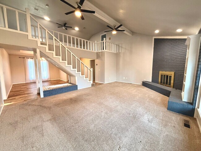 Foto del edificio - Large 4BD 2BA Home w/ Bonus Loft Located i...