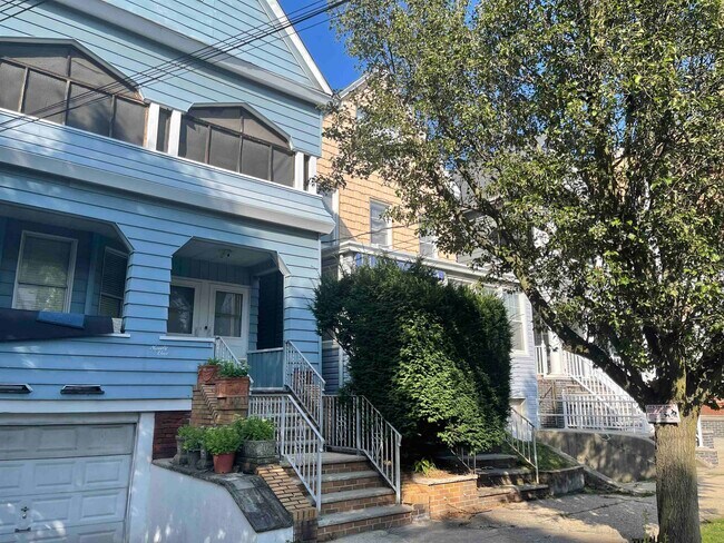 Building Photo - 91 W 46th St
