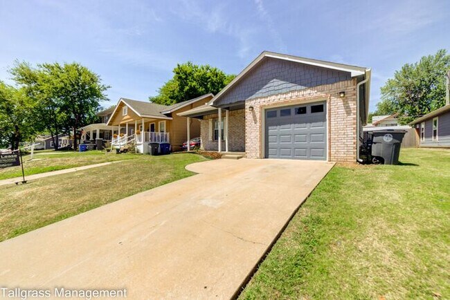 Building Photo - Cute as a Button 3/2/1 6 Blocks from Downt...
