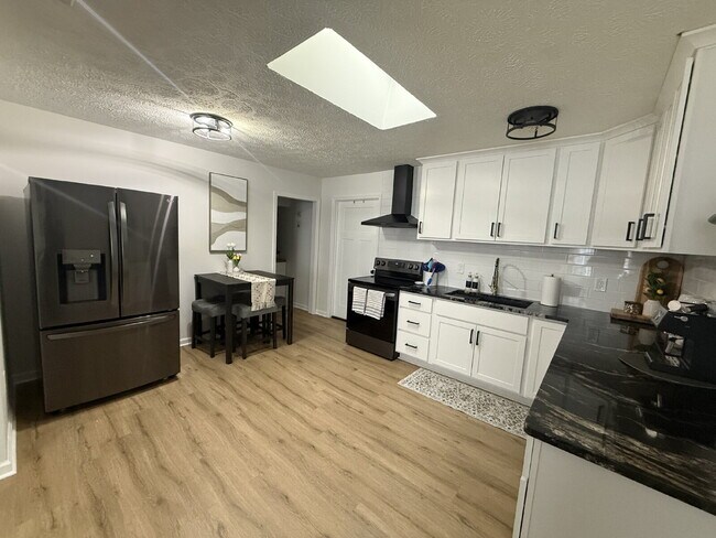 Foto del edificio - Furnished Home in Madison Heights available through October 31, 2026.