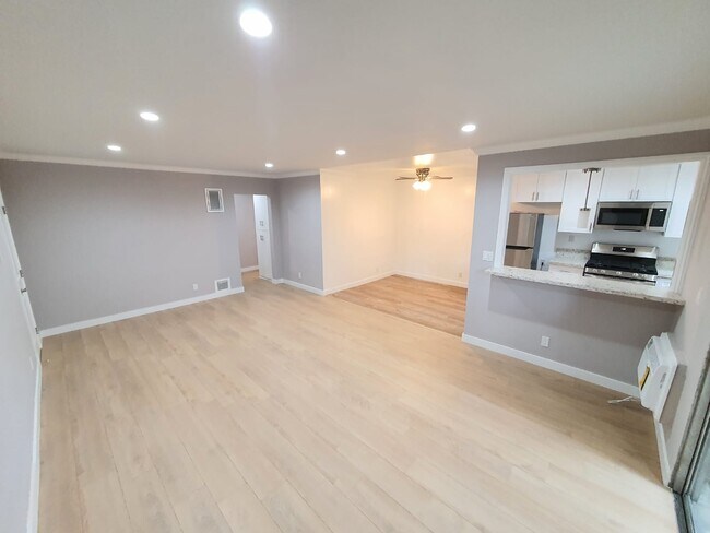 Building Photo - 13813 Oxnard St