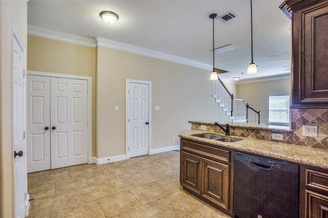 Building Photo - 2865 Westhollow Dr