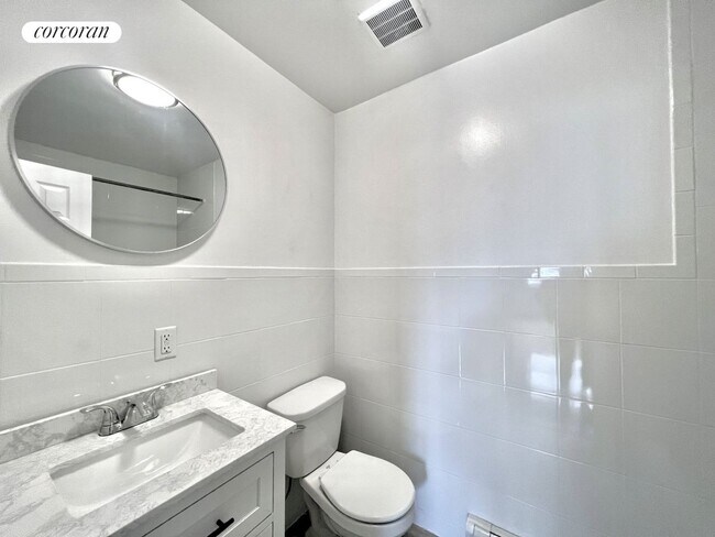 Building Photo - 220 Hart St