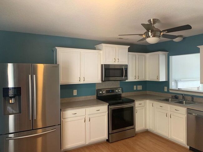 Building Photo - Beautiful 3 bedroom, 2.5 bath home located...