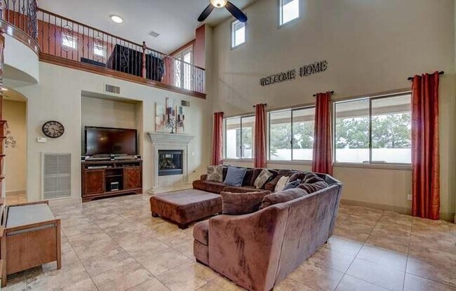 Foto del edificio - Luxurious 5-BR Custom Home with Masterful ...