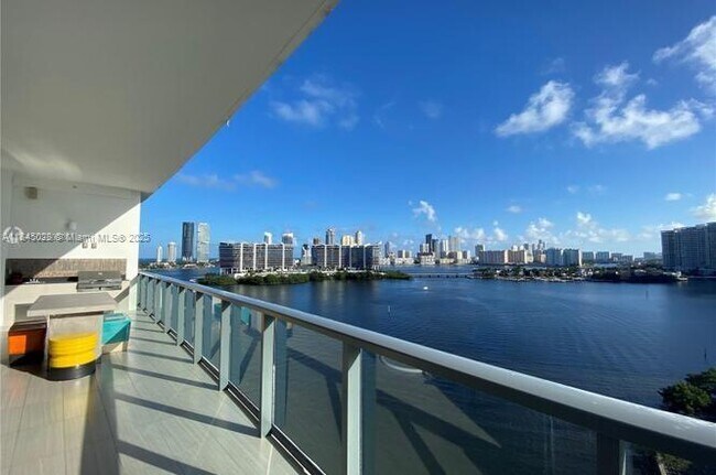 Foto del edificio - 3300 NE 188th St