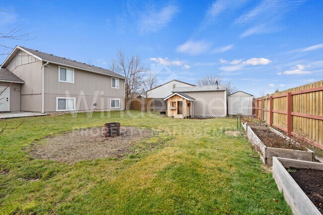 Foto del edificio - Beautiful 3-bedroom Home Next To Black Bay Park In Post Falls