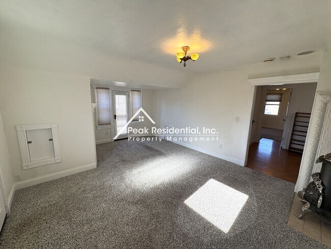 Building Photo - Charming 1bd/1ba  Victorian Duplex