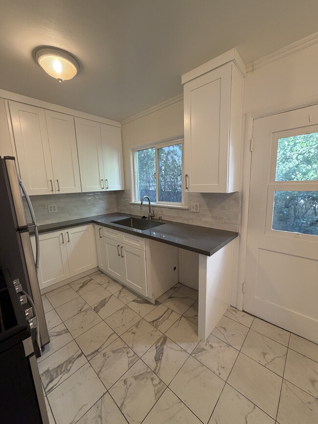 Building Photo - 143 N Maple St