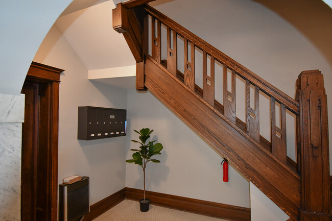 Lobby/mailbox - 5656 Waterman Blvd