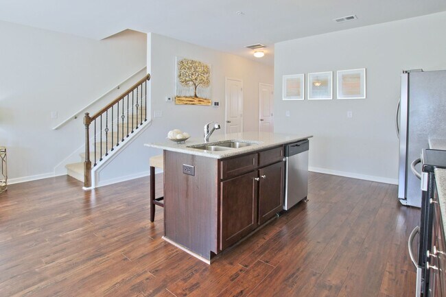 Building Photo - 3 bed 2.5 Bath Town Home in Jonesboro! Gar...