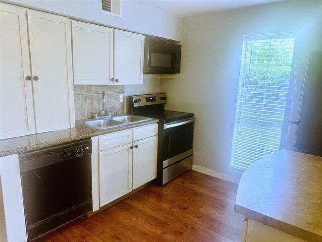 Foto del edificio - 3214 Hutchins St
