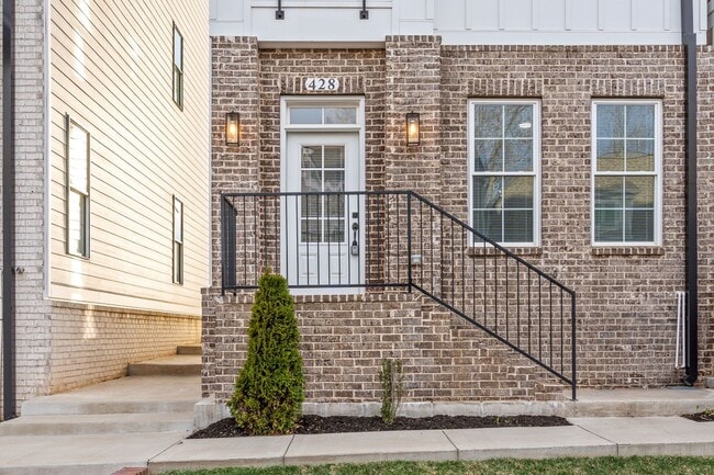 Foto del edificio - Gorgeous 3 Story 4 Bedroom Pet Friendly Home For Rent!