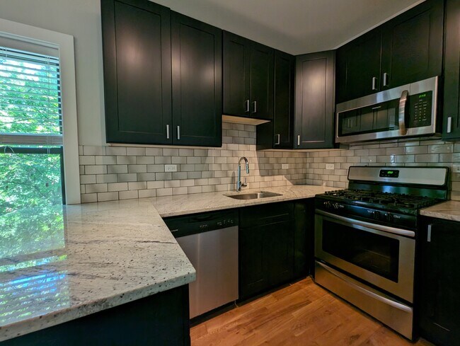 Foto del edificio - 2203 W Eastwood Ave