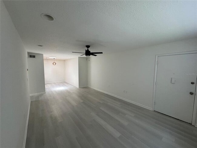 Foto del edificio - 2727 W Oak Ridge Rd