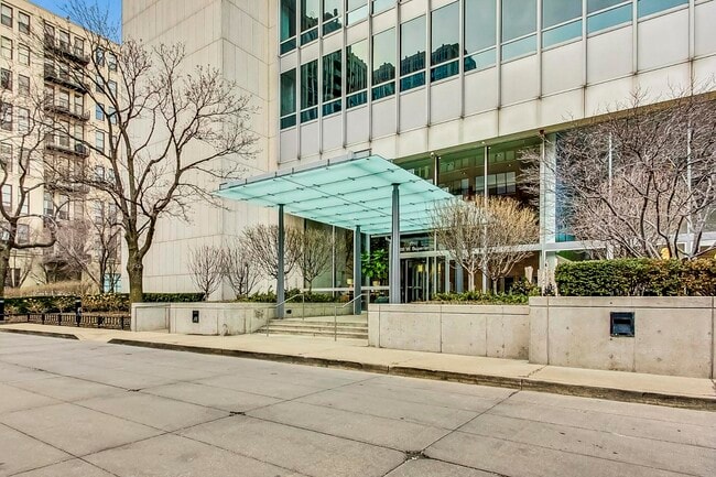 Foto del edificio - 500 W Superior St